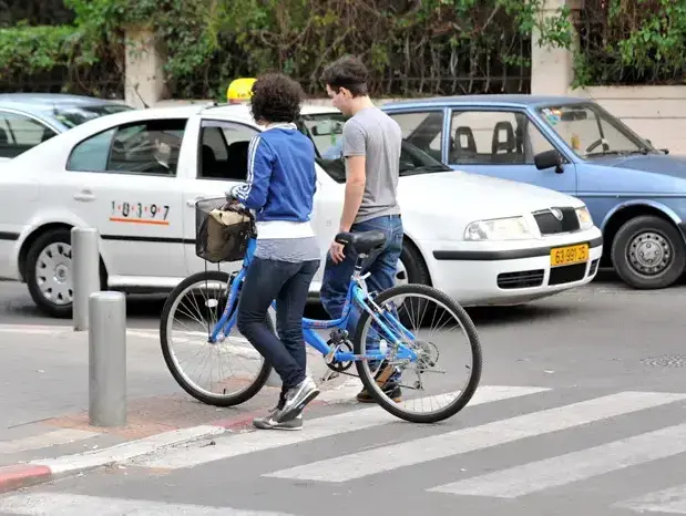 פפראצי מיכאל מושונוב ומיקה שדה (יוני טובלי) פפראצי מיכאל מושונוב ומיקה שדה (יוני טובלי)