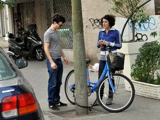 פפראצי מיכאל מושונוב ומיקה שדה (יוני טובלי) פפראצי מיכאל מושונוב ומיקה שדה (יוני טובלי)