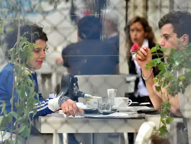 פפראצי מיכאל מושונוב ומיקה שדה (יוני טובלי) פפראצי מיכאל מושונוב ומיקה שדה (יוני טובלי)