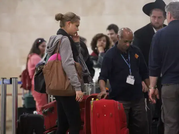 פפראצי אסתי גינזבורג בנתב"ג (יוני טובלי) פפראצי אסתי גינזבורג בנתב"ג (יוני טובלי)