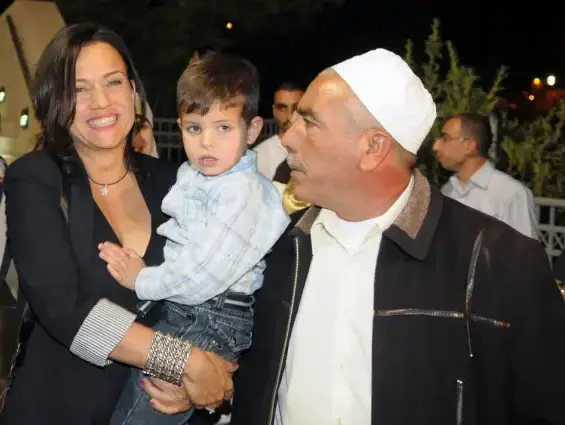 אבו סניינה עם צופית גרנט (עומר מירון) אבו סניינה עם צופית גרנט (עומר מירון)
