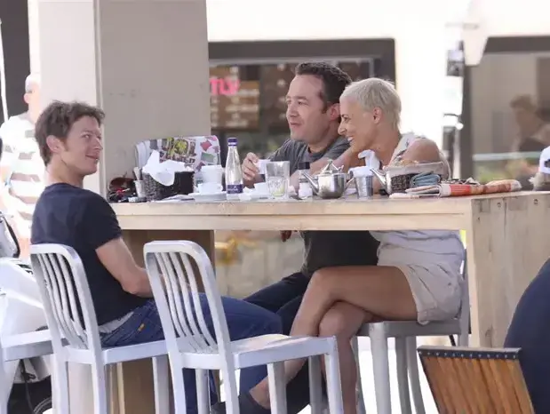 פפראצי גיא פינס ואשתו רותי רודנר יושבים עם עפר שכטר (יוני טובלי)