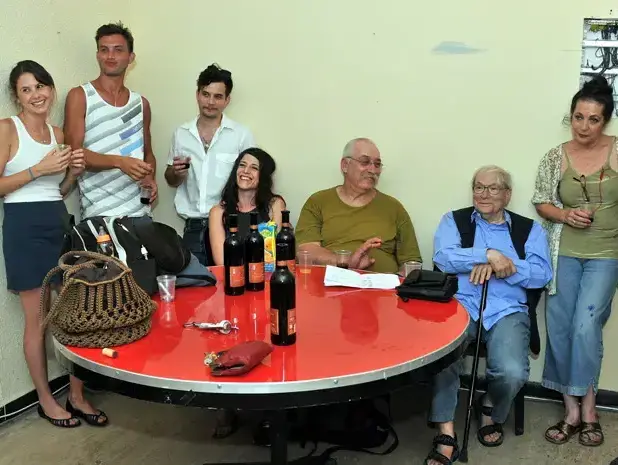 תרצה אריאל, יורם קניוק, יוסי פולק, נועה ברקאי, מיכאל מושונוב, עוז זהבי, אדווה בולה (יוני טובלי) תרצה אריאל, יורם קניוק, יוסי פולק, נועה ברקאי, מיכאל מושונוב, עוז זהבי, אדווה בולה (יוני טובלי)