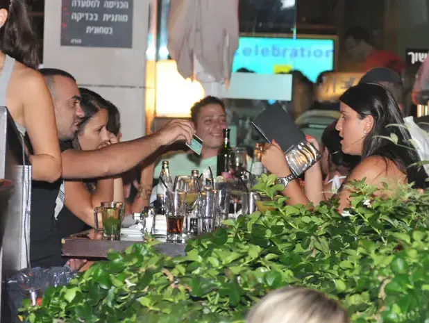 פפראצי עינב בובליל ובעלה אלי בניסטי (יוני טובלי) פפראצי עינב בובליל ובעלה אלי בניסטי (יוני טובלי)
