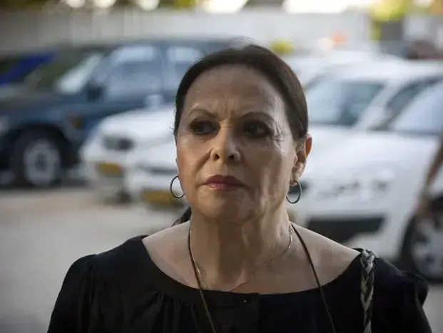 גילה אלמגור בהלווית עמוס קינן (ניר לנדאו, מערכת וואלה!) גילה אלמגור בהלווית עמוס קינן (ניר לנדאו, מערכת וואלה!)