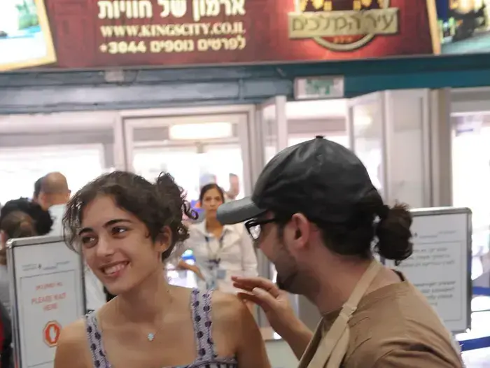 פפראצי מיי פיינגולד, ולדי בלייברג, רוני דלומי וצביקה הדר ממריאים לאילת (ברני ארדוב) פפראצי מיי פיינגולד, ולדי בלייברג, רוני דלומי וצביקה הדר ממריאים לאילת (ברני ארדוב)