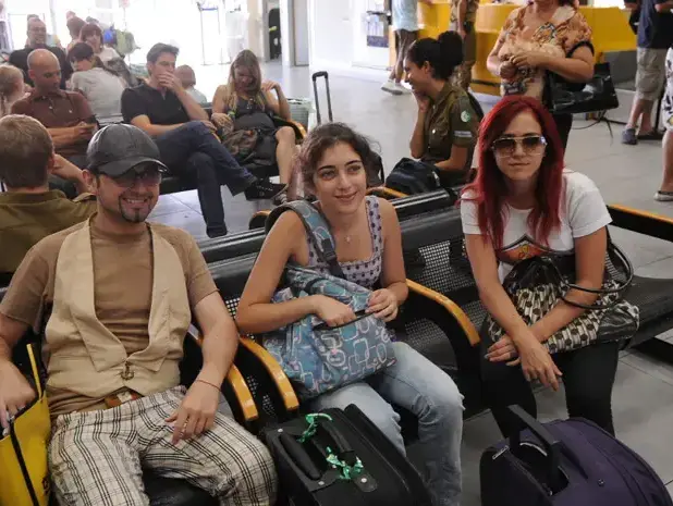 פפראצי מיי פיינגולד, ולדי בלייברג, רוני דלומי ממריאים לאילת (ברני ארדוב) פפראצי מיי פיינגולד, ולדי בלייברג, רוני דלומי ממריאים לאילת (ברני ארדוב)