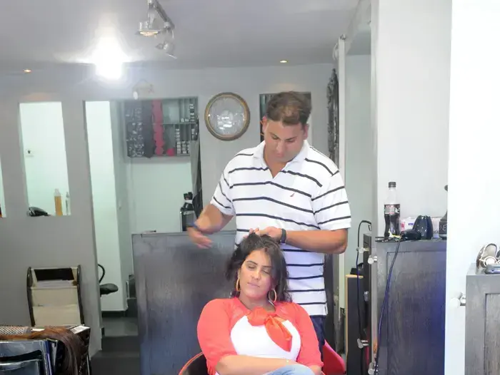 פפראצי עינב בובליל עושה תוספות שיער (יוני טובלי) פפראצי עינב בובליל עושה תוספות שיער (יוני טובלי)