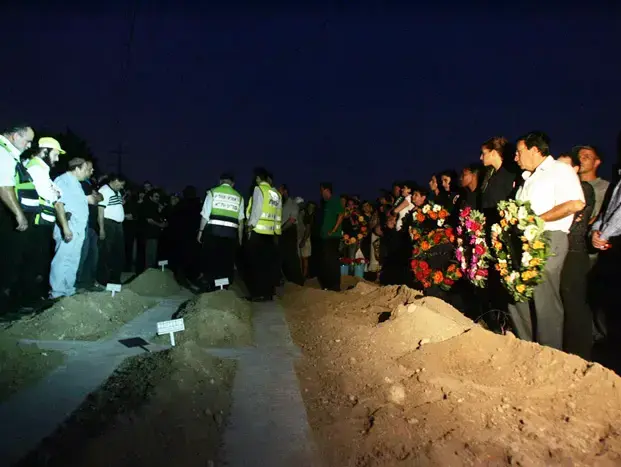 משפחת אושרנקו הובאה למנוחות בבית העלמין בראשון לציון אוקטובר 2009 (אורי לנץ) משפחת אושרנקו הובאה למנוחות בבית העלמין בראשון לציון אוקטובר 2009 (אורי לנץ)