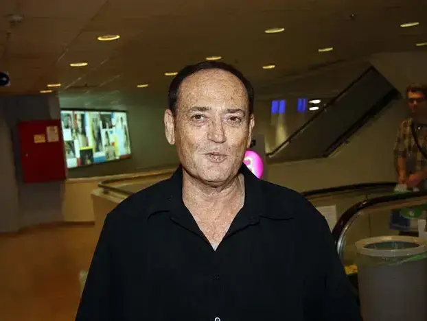 שמוליק קלדרון (אביב חופי) שמוליק קלדרון (אביב חופי)