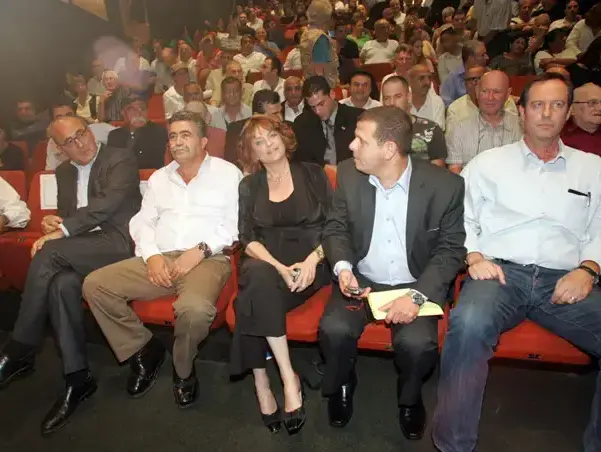 חברי מפלגת העבודה חברי הכנסת עמיר פרץ, איתן כבל, יולי תמיר ואופיר פינס מקיימים לראשונה כנס ציבורי של "הבמה הדמוקרטית" בבית ציוני אמריקה נובמבר 2009 (אורי לנץ) חברי מפלגת העבודה חברי הכנסת עמיר פרץ, איתן כבל, יולי תמיר ואופיר פינס מקיימים לראשונה כנס ציבורי של "הבמה הדמוקרטית" בבית ציוני אמריקה נובמבר 2009 (אורי לנץ)
