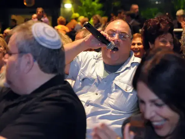ערב שירה בציבור בכנס אילת לעיתונות דצמבר 2009 (יח"צ , רן שאולי) ערב שירה בציבור בכנס אילת לעיתונות דצמבר 2009 (יח"צ , רן שאולי)