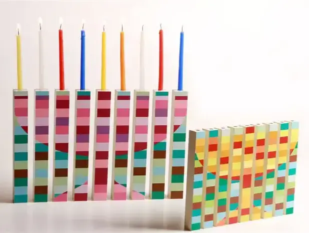 חנוכייה בעיצובו של אמיר קירשנבוים (יח"צ , מירב בסון) חנוכייה בעיצובו של אמיר קירשנבוים (יח"צ , מירב בסון)