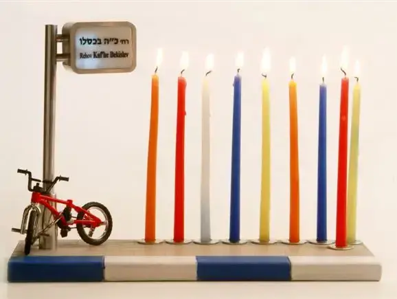 חנוכייה בעיצובם של יפית גל לוי ושחר קמינסקי (יח"צ , מירב בסון) חנוכייה בעיצובם של יפית גל לוי ושחר קמינסקי (יח"צ , מירב בסון)