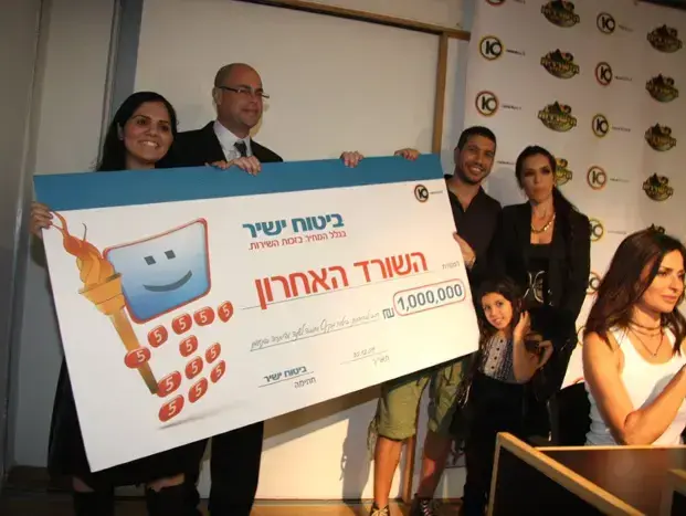 שי אראל ומשפחתו עם צ'ק הזכייה (אביב חופי) שי אראל ומשפחתו עם צ'ק הזכייה (אביב חופי)