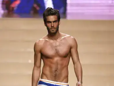 הדוגמן ג'ון קורטחרנה (GettyImages , Carlos Muina) הדוגמן ג'ון קורטחרנה (GettyImages , Carlos Muina)