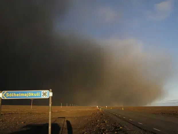 ענן של אפר שחור מהר הגעש שהתפרץ באיסלנד (רויטרס) ענן של אפר שחור מהר הגעש שהתפרץ באיסלנד (רויטרס)