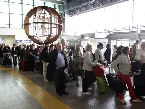 נוסעים עומדים בתור בשדה התעופה ברומא, איטליה (רויטרס) נוסעים עומדים בתור בשדה התעופה ברומא, איטליה (רויטרס)