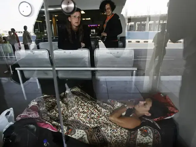 נוסעת שממתינה לטוס לאירופה ישן בשדה התעופה במומבאי הודו (רויטרס) נוסעת שממתינה לטוס לאירופה ישן בשדה התעופה במומבאי הודו (רויטרס)