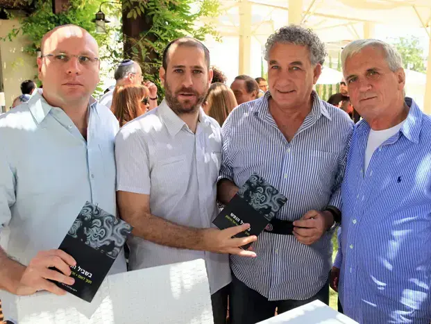 חיים סלוצקי, יצחק טוניק, חנוך דאום, אריאל הרטמן (יח"צ , איציק בירן) חיים סלוצקי, יצחק טוניק, חנוך דאום, אריאל הרטמן (יח"צ , איציק בירן)