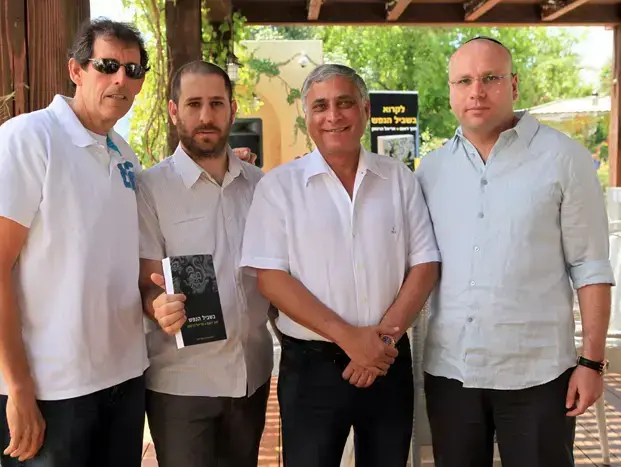 אריאל הרטמן, מוטי זיסר, חנוך דאום, דב אייכנוולד (יח"צ , איציק בירן) אריאל הרטמן, מוטי זיסר, חנוך דאום, דב אייכנוולד (יח"צ , איציק בירן)