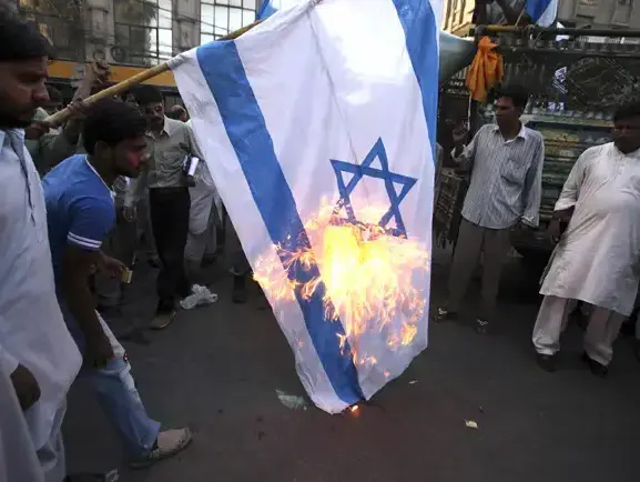 הפגנות בקרצ'י נגד ישראל בעקבות המשט לעזה 31.5.2010 (רויטרס) הפגנות בקרצ'י נגד ישראל בעקבות המשט לעזה 31.5.2010 (רויטרס)