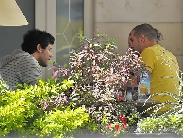 גיא עמיר וחנן סביון (קצר וניוטון) בבית קפה, יוני 2010 (שוקה כהן) גיא עמיר וחנן סביון (קצר וניוטון) בבית קפה, יוני 2010 (שוקה כהן)