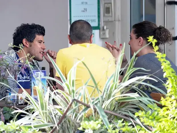 גיא עמיר וחנן סביון (קצר וניוטון) בבית קפה, יוני 2010 (שוקה כהן) גיא עמיר וחנן סביון (קצר וניוטון) בבית קפה, יוני 2010 (שוקה כהן)