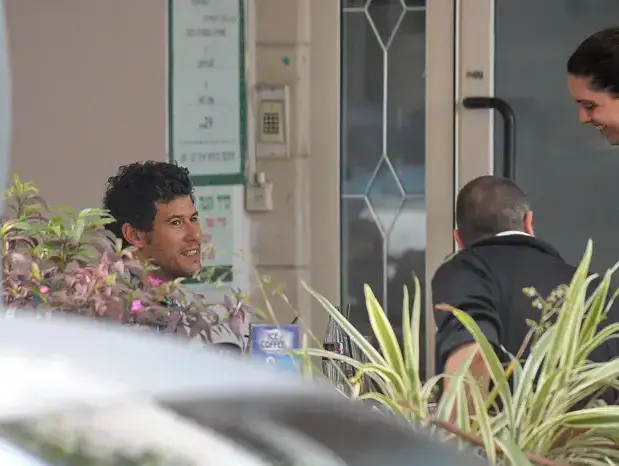 גיא עמיר וחנן סביון (קצר וניוטון) בבית קפה, יוני 2010 (שוקה כהן) גיא עמיר וחנן סביון (קצר וניוטון) בבית קפה, יוני 2010 (שוקה כהן)