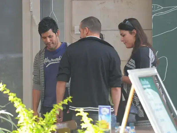 גיא עמיר וחנן סביון (קצר וניוטון) בבית קפה, יוני 2010 (שוקה כהן) גיא עמיר וחנן סביון (קצר וניוטון) בבית קפה, יוני 2010 (שוקה כהן)