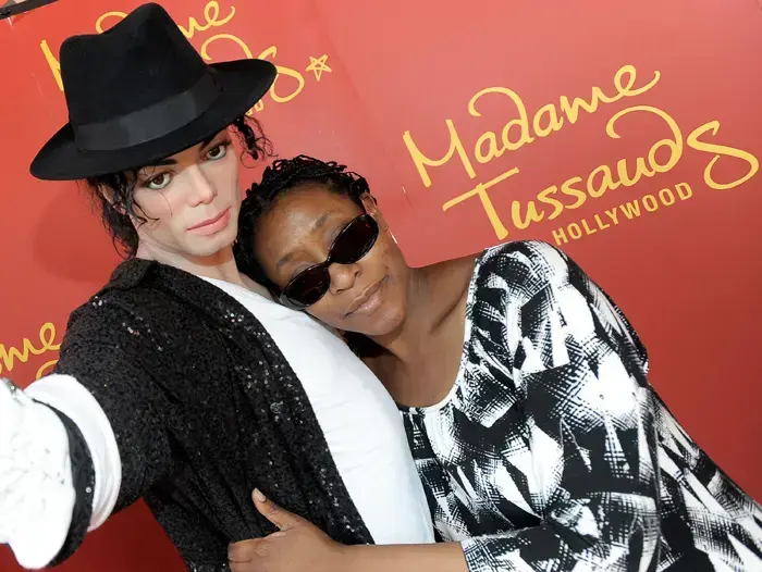 מעריץ עם בובת שעווה של ג'קסון (GettyImages , Charley Gallay) מעריץ עם בובת שעווה של ג'קסון (GettyImages , Charley Gallay)