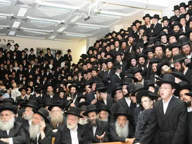 מאות וחסידי האדמו"ר מסלונים בשכונת מאה שערים בירושלים בעקבות פסיקת בג"צ בנוגע לבית הספר בעמנואל (עומר מירון) מאות וחסידי האדמו"ר מסלונים בשכונת מאה שערים בירושלים בעקבות פסיקת בג"צ בנוגע לבית הספר בעמנואל (עומר מירון)
