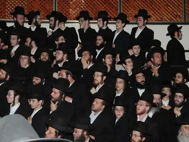מאות וחסידי האדמו"ר מסלונים בשכונת מאה שערים בירושלים בעקבות פסיקת בג"צ בנוגע לבית הספר בעמנואל (עומר מירון) מאות וחסידי האדמו"ר מסלונים בשכונת מאה שערים בירושלים בעקבות פסיקת בג"צ בנוגע לבית הספר בעמנואל (עומר מירון)