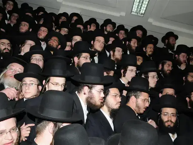 מאות וחסידי האדמו"ר מסלונים בשכונת מאה שערים בירושלים בעקבות פסיקת בג"צ בנוגע לבית הספר בעמנואל (עומר מירון) מאות וחסידי האדמו"ר מסלונים בשכונת מאה שערים בירושלים בעקבות פסיקת בג"צ בנוגע לבית הספר בעמנואל (עומר מירון)