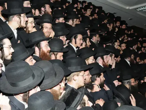 מאות וחסידי האדמו"ר מסלונים בשכונת מאה שערים בירושלים בעקבות פסיקת בג"צ בנוגע לבית הספר בעמנואל (עומר מירון) מאות וחסידי האדמו"ר מסלונים בשכונת מאה שערים בירושלים בעקבות פסיקת בג"צ בנוגע לבית הספר בעמנואל (עומר מירון)