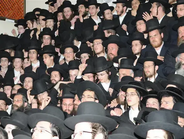מאות וחסידי האדמו"ר מסלונים בשכונת מאה שערים בירושלים בעקבות פסיקת בג"צ בנוגע לבית הספר בעמנואל (עומר מירון) מאות וחסידי האדמו"ר מסלונים בשכונת מאה שערים בירושלים בעקבות פסיקת בג"צ בנוגע לבית הספר בעמנואל (עומר מירון)
