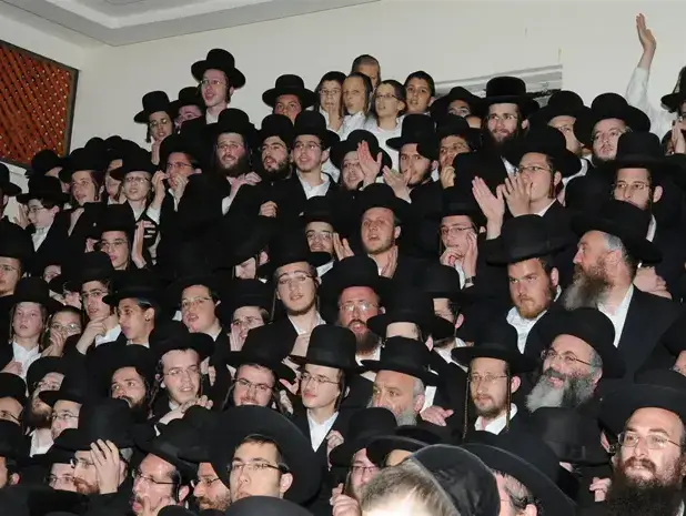 מאות וחסידי האדמו"ר מסלונים בשכונת מאה שערים בירושלים בעקבות פסיקת בג"צ בנוגע לבית הספר בעמנואל (עומר מירון) מאות וחסידי האדמו"ר מסלונים בשכונת מאה שערים בירושלים בעקבות פסיקת בג"צ בנוגע לבית הספר בעמנואל (עומר מירון)