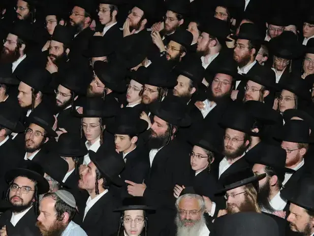 מאות וחסידי האדמו"ר מסלונים בשכונת מאה שערים בירושלים בעקבות פסיקת בג"צ בנוגע לבית הספר בעמנואל (עומר מירון) מאות וחסידי האדמו"ר מסלונים בשכונת מאה שערים בירושלים בעקבות פסיקת בג"צ בנוגע לבית הספר בעמנואל (עומר מירון)