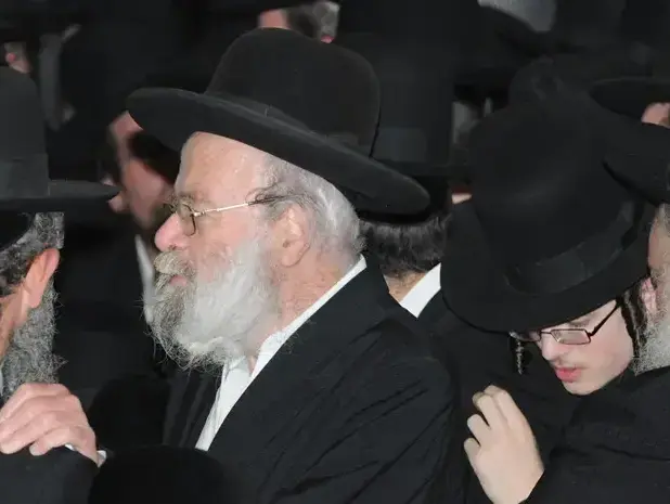 מאות וחסידי האדמו"ר מסלונים בשכונת מאה שערים בירושלים בעקבות פסיקת בג"צ בנוגע לבית הספר בעמנואל (עומר מירון) מאות וחסידי האדמו"ר מסלונים בשכונת מאה שערים בירושלים בעקבות פסיקת בג"צ בנוגע לבית הספר בעמנואל (עומר מירון)