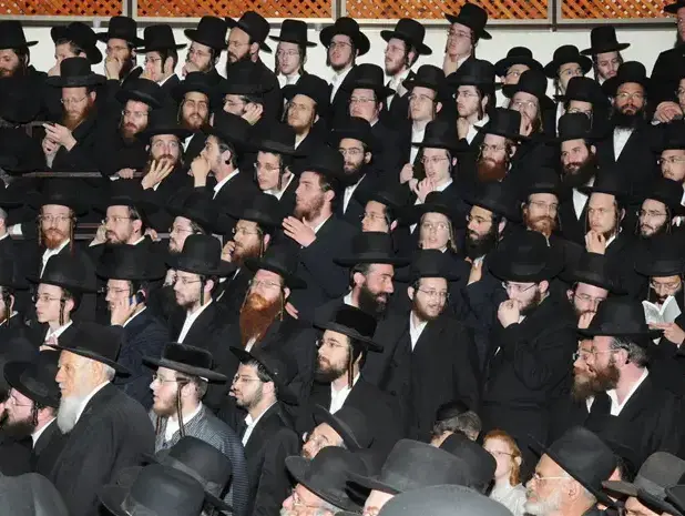 מאות וחסידי האדמו"ר מסלונים בשכונת מאה שערים בירושלים בעקבות פסיקת בג"צ בנוגע לבית הספר בעמנואל (עומר מירון) מאות וחסידי האדמו"ר מסלונים בשכונת מאה שערים בירושלים בעקבות פסיקת בג"צ בנוגע לבית הספר בעמנואל (עומר מירון)