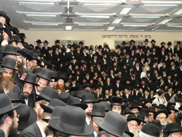מאות וחסידי האדמו"ר מסלונים בשכונת מאה שערים בירושלים בעקבות פסיקת בג"צ בנוגע לבית הספר בעמנואל (עומר מירון) מאות וחסידי האדמו"ר מסלונים בשכונת מאה שערים בירושלים בעקבות פסיקת בג"צ בנוגע לבית הספר בעמנואל (עומר מירון)