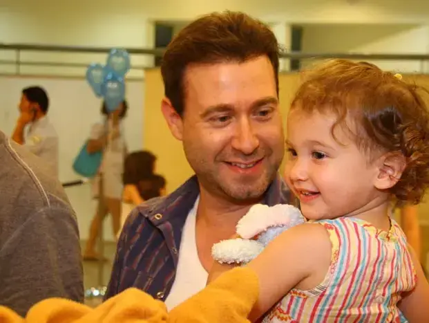 יובל אברמוביץ' (משמאל) ובתו שירה (יח"צ) יובל אברמוביץ' (משמאל) ובתו שירה (יח"צ)