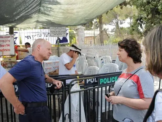 אביבה ונעם שליט במאהל בירושלים יולי 2010 (עומר מירון) אביבה ונעם שליט במאהל בירושלים יולי 2010 (עומר מירון)