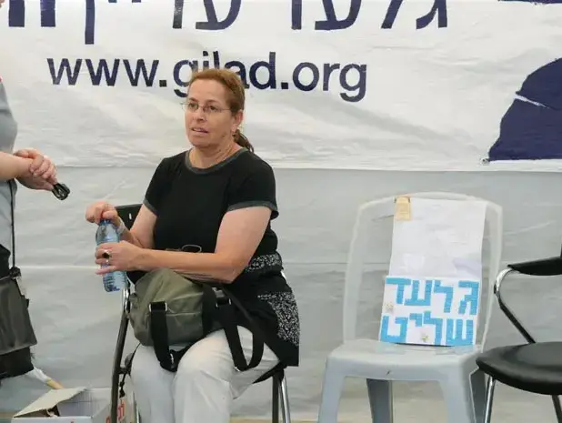 אביבה ונעם שליט במאהל בירושלים יולי 2010 (עוז מרון) אביבה ונעם שליט במאהל בירושלים יולי 2010 (עוז מרון)