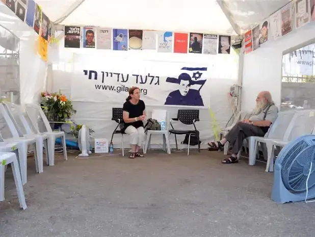 אביבה ונעם שליט במאהל בירושלים יולי 2010 (עומר מירון) אביבה ונעם שליט במאהל בירושלים יולי 2010 (עומר מירון)