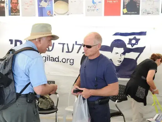 אביבה ונעם שליט במאהל בירושלים יולי 2010 (עוז מרון) אביבה ונעם שליט במאהל בירושלים יולי 2010 (עוז מרון)
