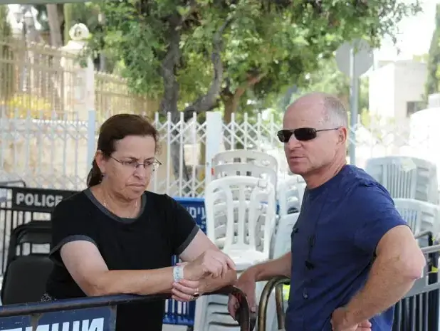 אביבה ונעם שליט במאהל בירושלים יולי 2010 (עוז מרון) אביבה ונעם שליט במאהל בירושלים יולי 2010 (עוז מרון)
