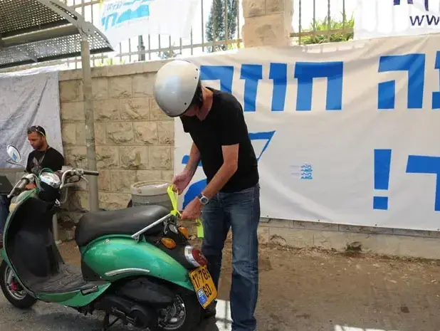 אביבה ונעם שליט במאהל בירושלים יולי 2010 (עומר מירון) אביבה ונעם שליט במאהל בירושלים יולי 2010 (עומר מירון)