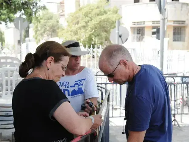 אביבה ונעם שליט במאהל בירושלים יולי 2010 (עוז מרון) אביבה ונעם שליט במאהל בירושלים יולי 2010 (עוז מרון)