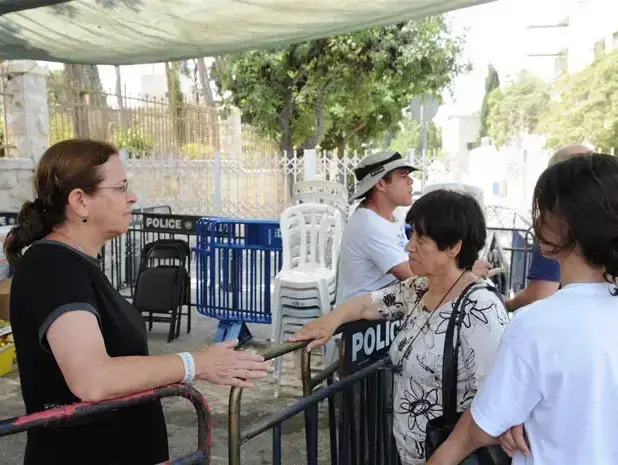 אביבה ונעם שליט במאהל בירושלים יולי 2010 (עוז מרון) אביבה ונעם שליט במאהל בירושלים יולי 2010 (עוז מרון)